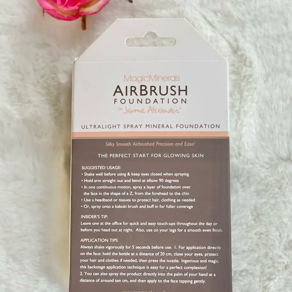 New with tags MAGIC MINERAL AIRBRUSH FOUNDATION With Kabuki Brush to buff, blend